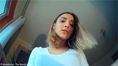 Anessa hat sich zu ihrem Einstand in der World of POV einen Karton voll mit Winzlingen besorgt. Und nun will sie mit denen natürlich eine Menge Spaß haben. Sie nimmt sich einen nach dem anderen vor. Viele werden von ihr einfach zertreten - unter ihren Boots, Sneakers, Heels oder sogar Barfuß. Andere werden in ihren Schuhen zerquetsche, aufgegessen oder Anessa setzt sich einfach auf sie drauf. Manche der Winzlinge bekommen sogar eine Prüfung, um ihr Leben zu retten. Wird es gelingen? Tolle POV-Szenen, viel POV-Crush und "Out-of-Shoe" POV, Vore, Butt-Crush und mehr - und vor allem ein tolle Mädchen - viel Spaß!