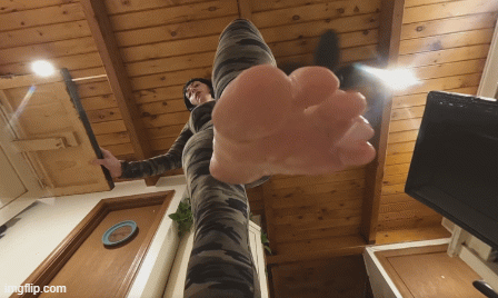 You are lying flat on your back on Madam's kitchen floor... she enters in a one-piece military style suit and proceeds to circle and tease you with her giant bare feet.    Great pov shots of her bare soles and toes coming down on your tiny face, blocking out the light as you are about to get pressed flat into her floor.  VR4K